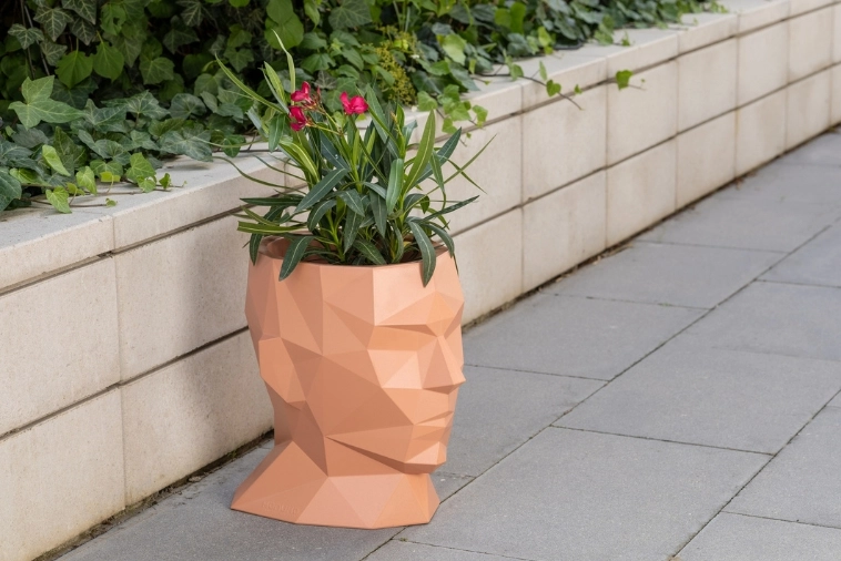 Nowoczesna forma donicy twarz Adonis Monumo